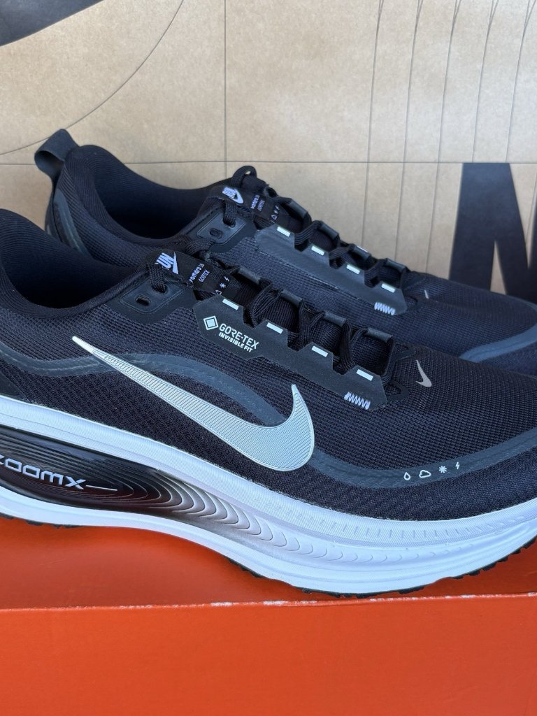New Nike Vomero 18 Gore-Tex Men's Size 11 Black Metallic Silver Hq7001-002